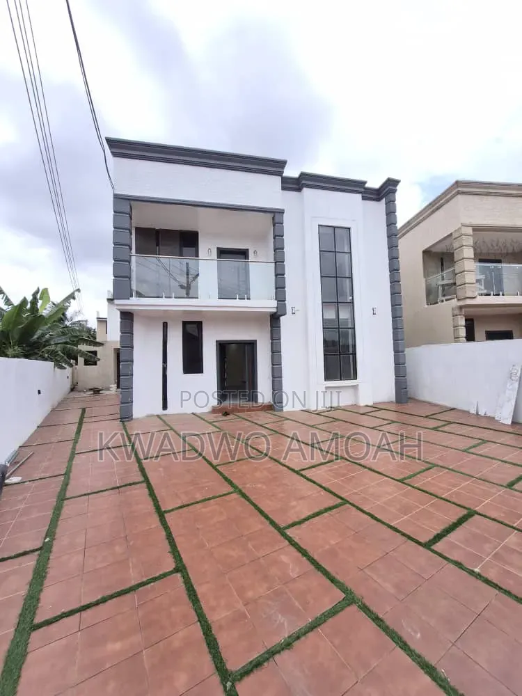 4bdrm House in Ashoman Estate, Police Station for sale