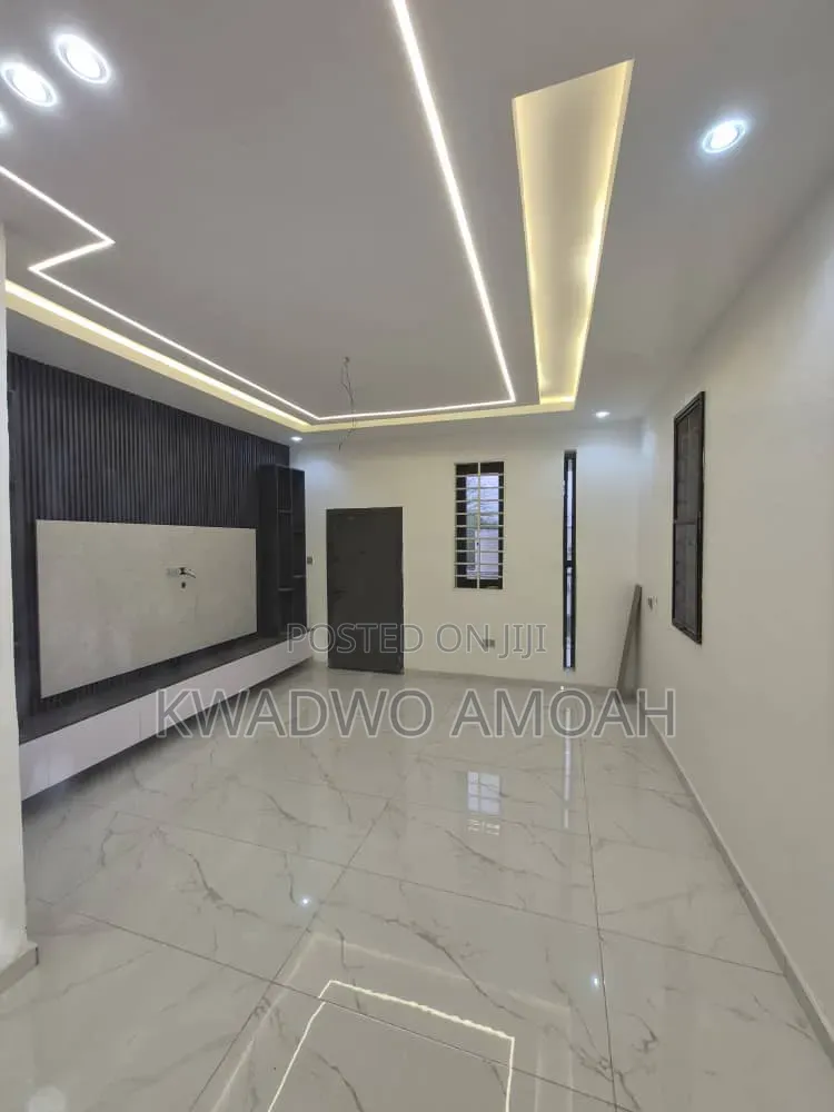 4bdrm House in Ashoman Estate, Police Station for sale