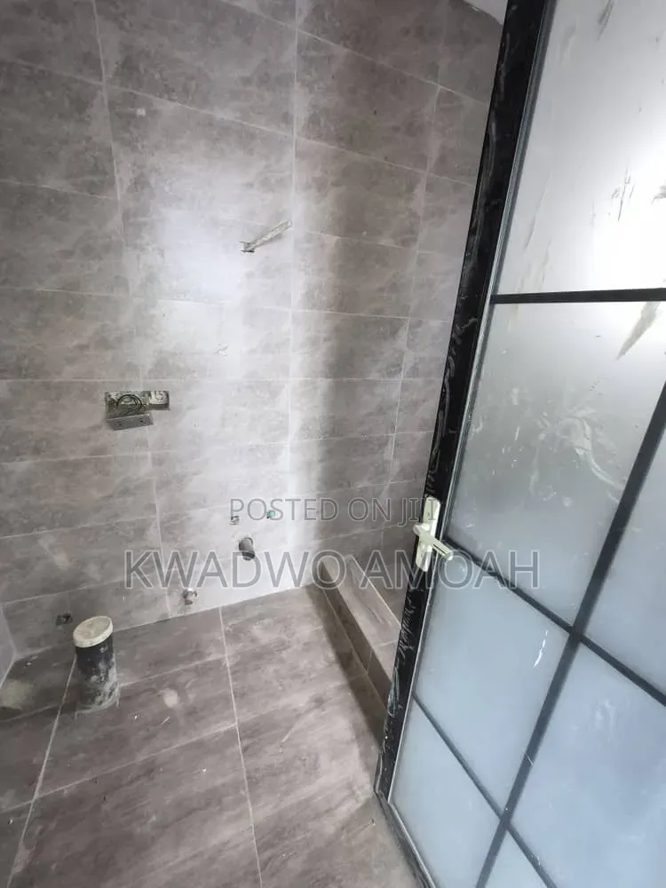 4bdrm House in Ashoman Estate, Police Station for sale