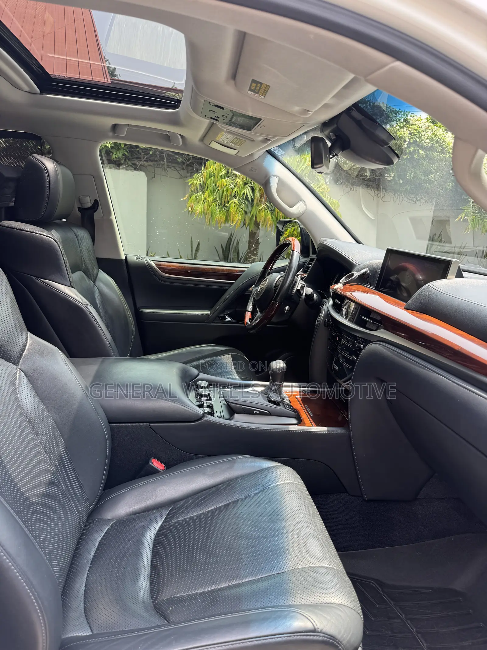 Lexus LX 570 AWD 2017 White