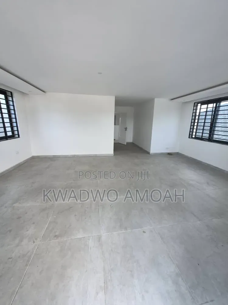 5bdrm House in Pokuase for sale