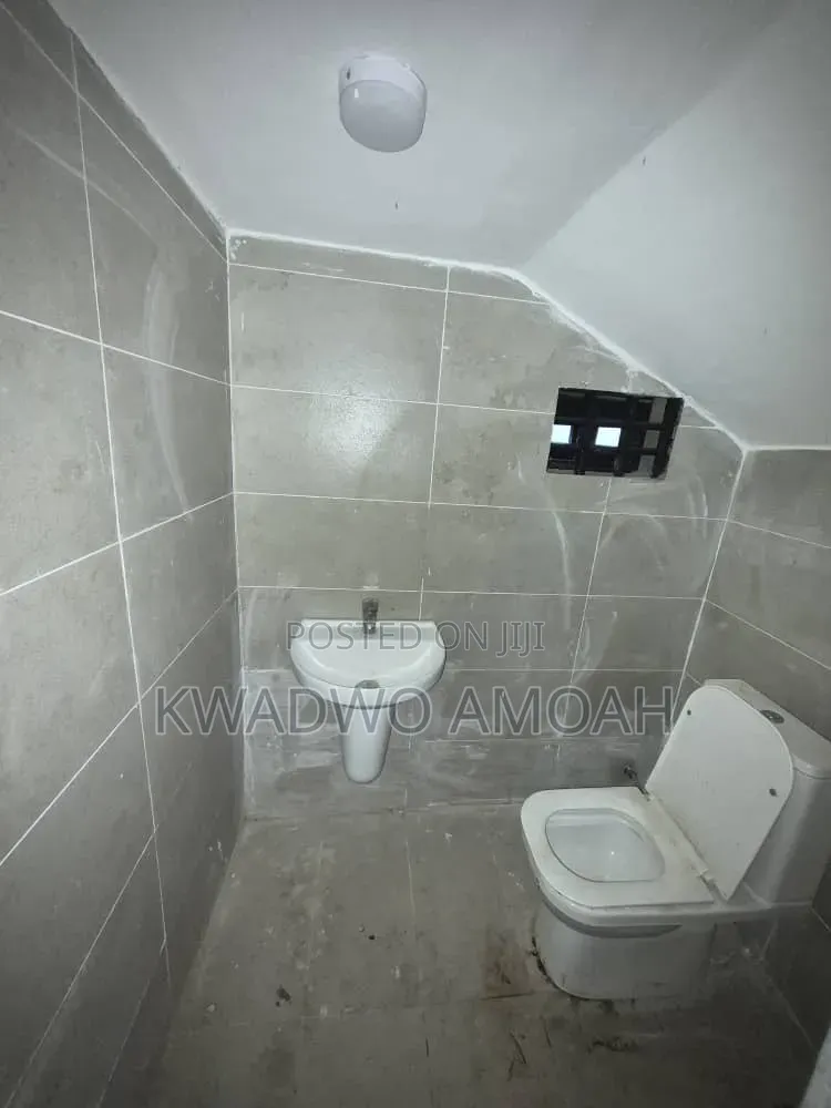 5bdrm House in Pokuase for sale