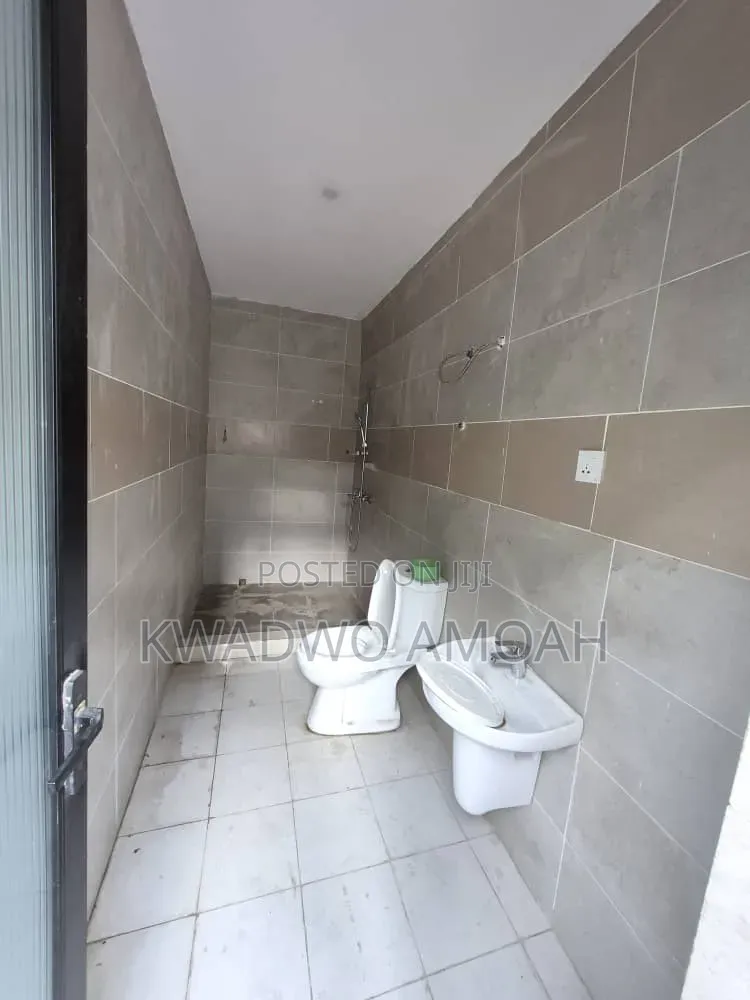 5bdrm House in Pokuase for sale