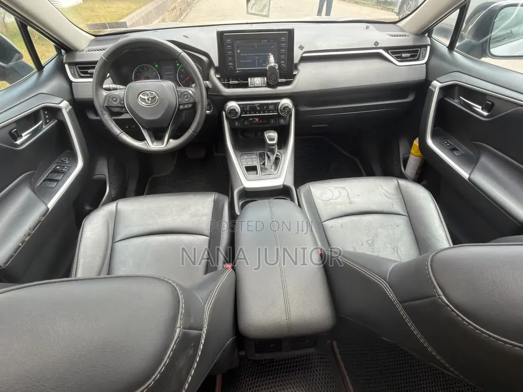 Toyota RAV4 XLE 2021 Silver