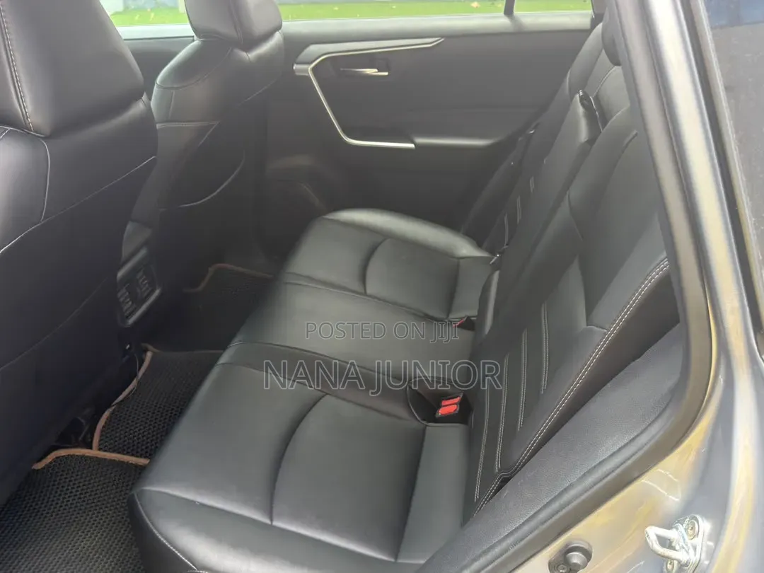 Toyota RAV4 XLE 2021 Silver