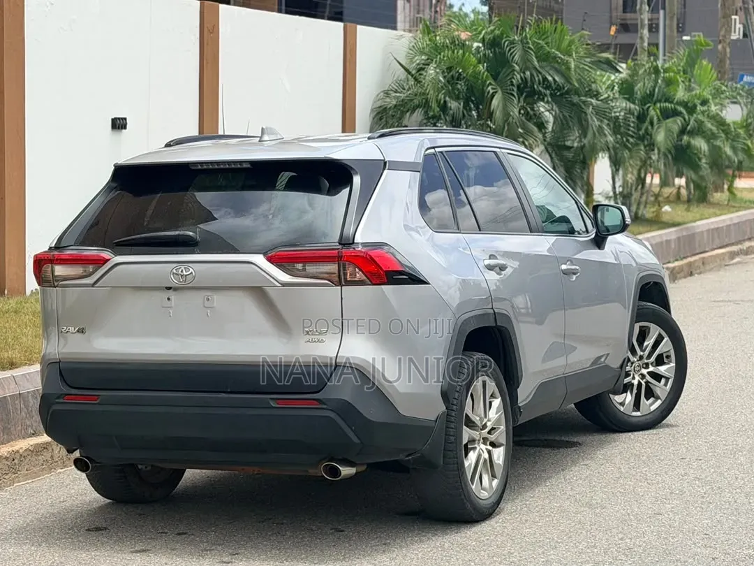Toyota RAV4 XLE 2021 Silver