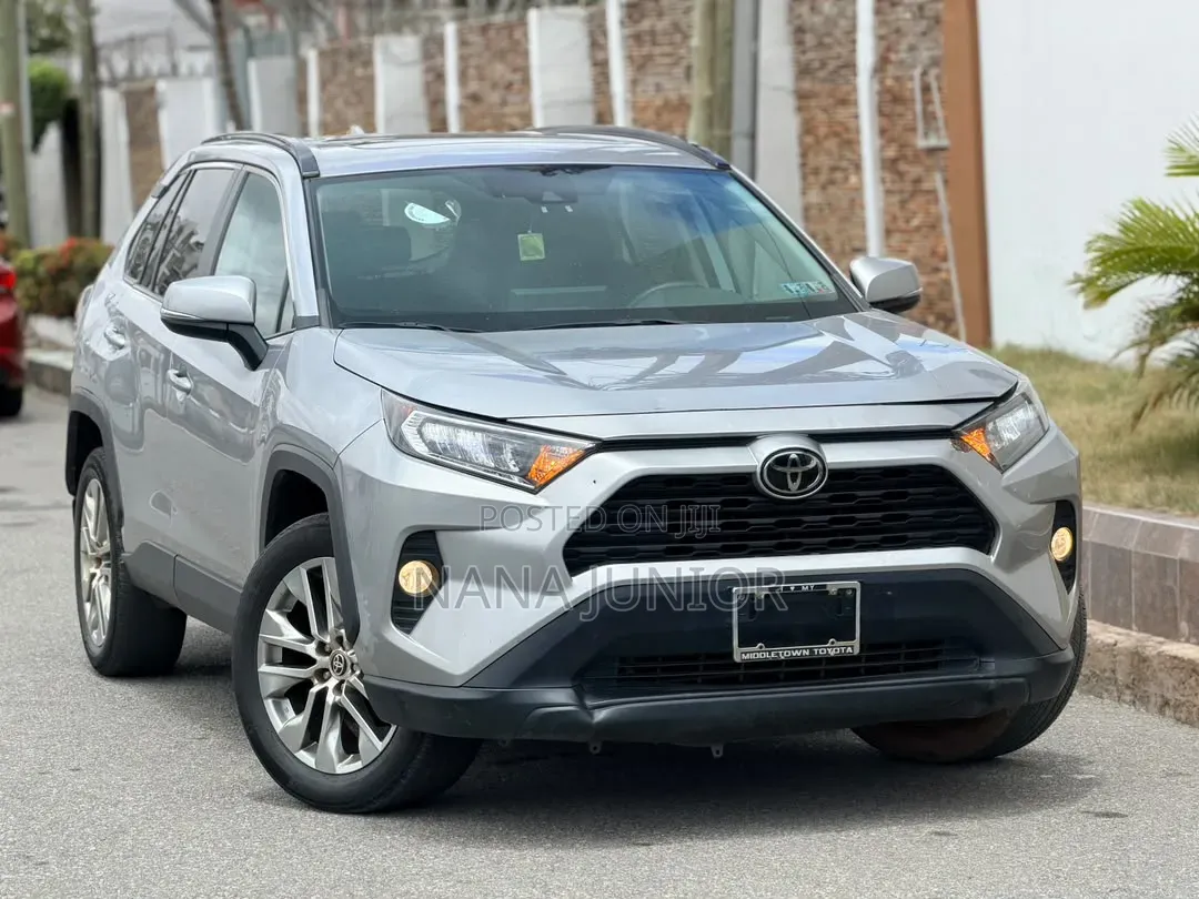 Toyota RAV4 XLE 2021 Silver