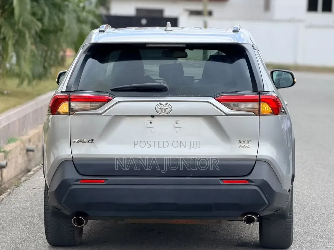 Toyota RAV4 XLE 2021 Silver