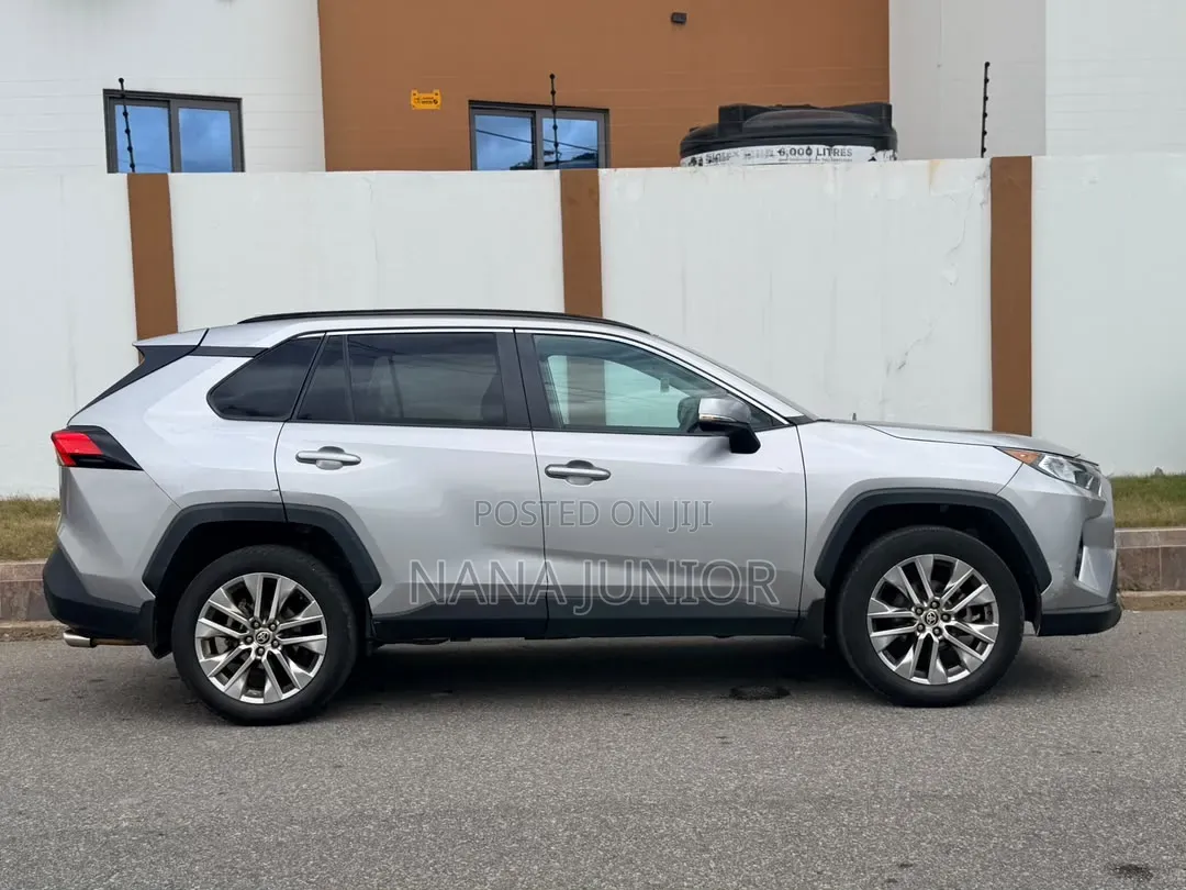 Toyota RAV4 XLE 2021 Silver