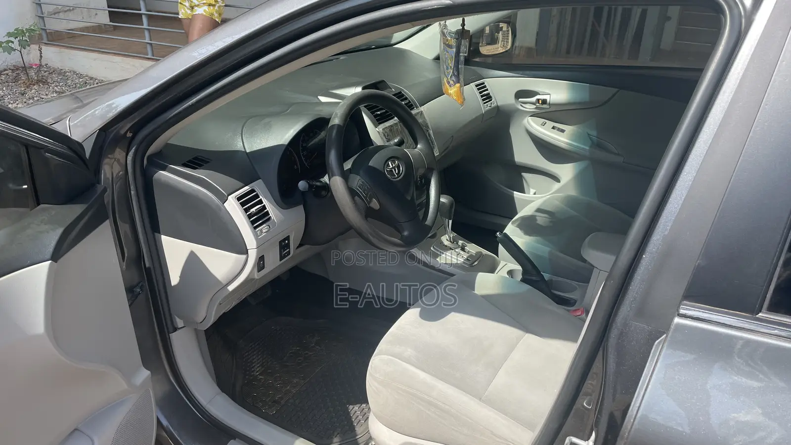 Toyota Corolla LE 4dr Sedan (1.8L 4cyl 4A) 2013 Gray