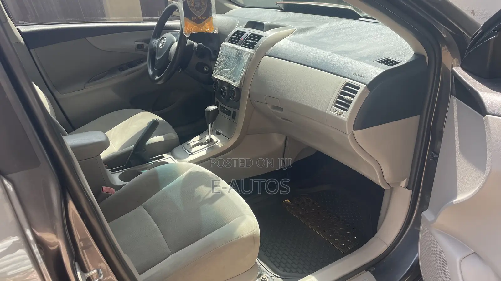 Toyota Corolla LE 4dr Sedan (1.8L 4cyl 4A) 2013 Gray