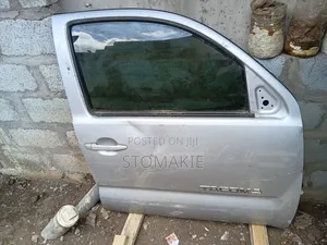 05 to 15 Toyota Tacoma Passager Front Door