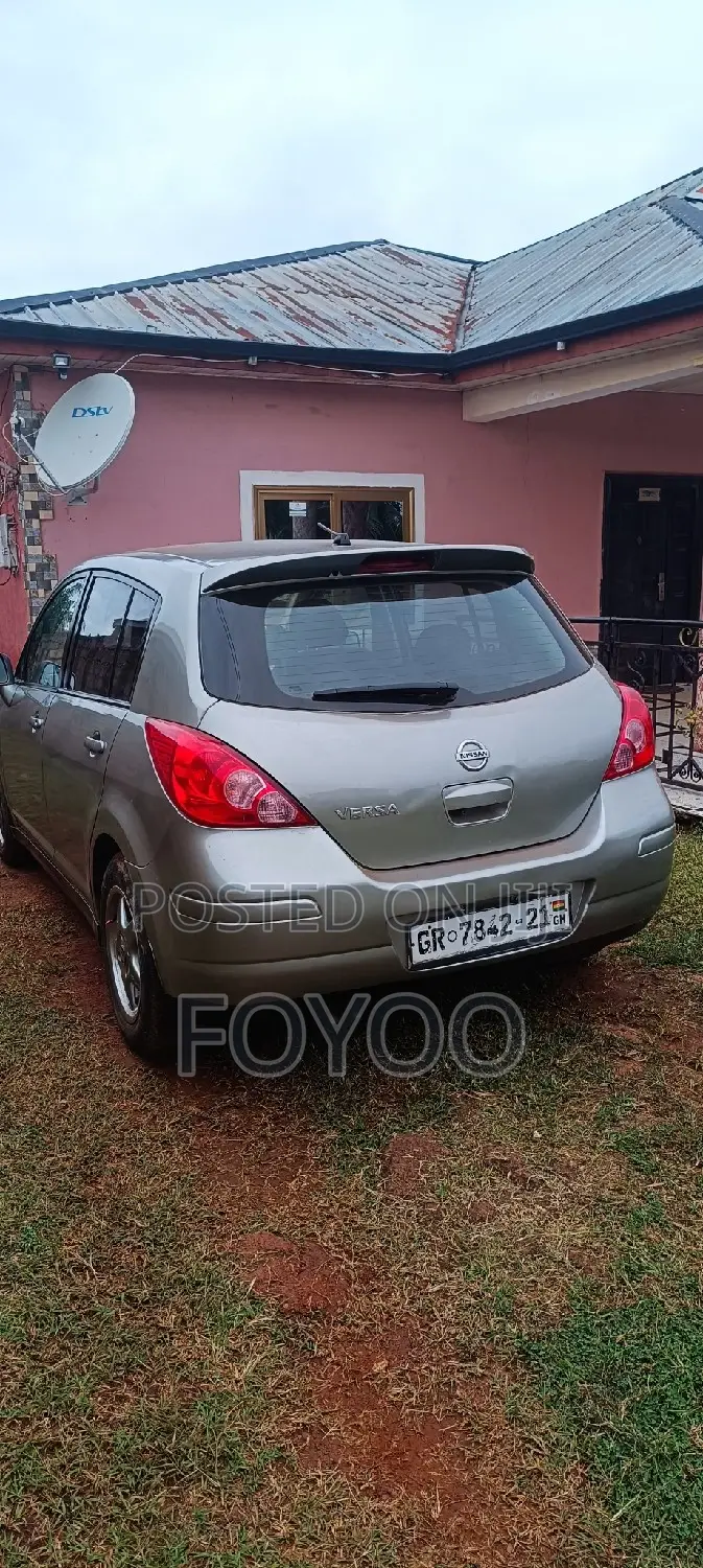 Nissan Versa 2010 Silver