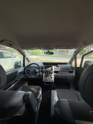 Toyota Voxy V 2WD 7-Seater 2013 White