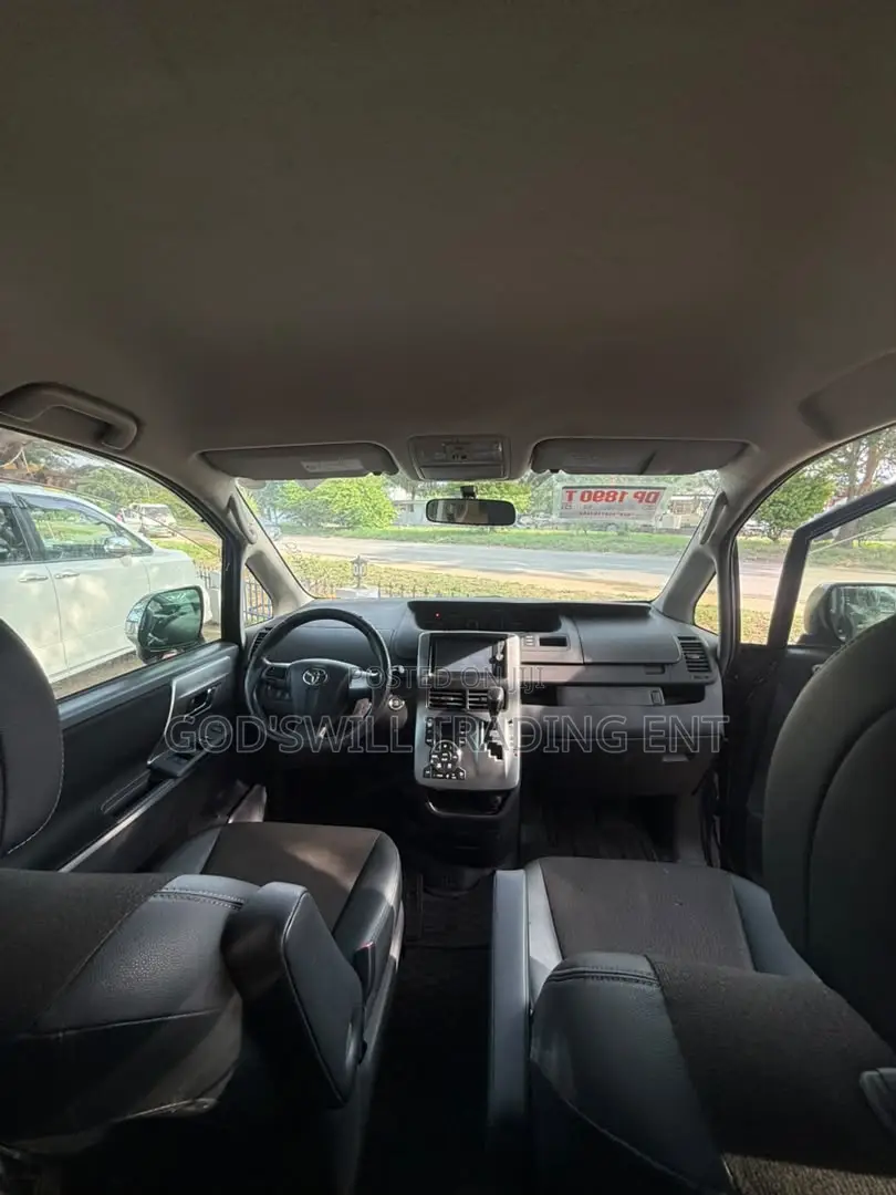 Toyota Voxy V 2WD 7-Seater 2013 White