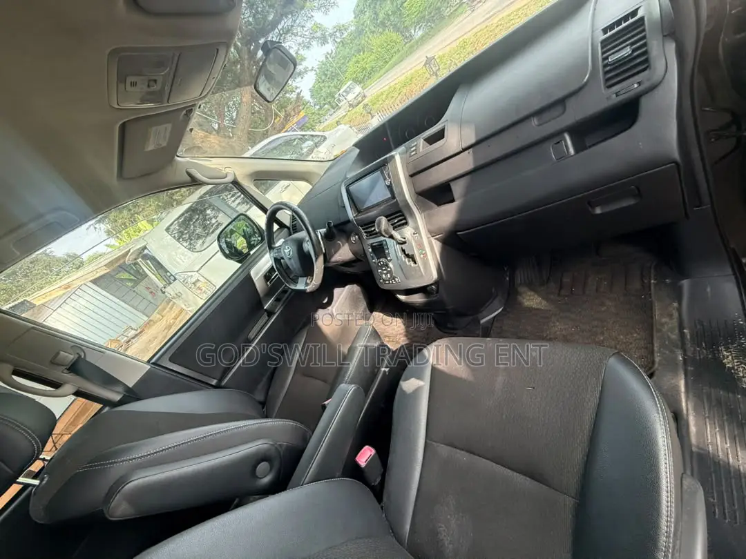Toyota Voxy V 2WD 7-Seater 2013 White