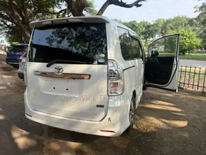 Toyota Voxy V 2WD 7-Seater 2013 White