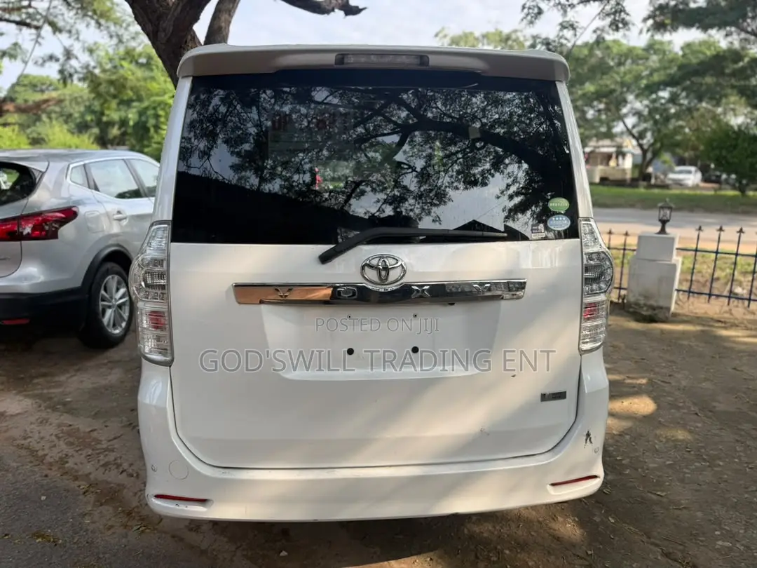 Toyota Voxy V 2WD 7-Seater 2013 White