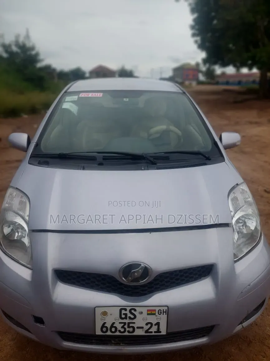 Toyota Vitz 2010 Silver