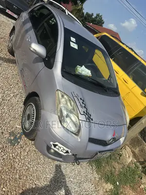 Toyota Vitz 1.3 FWD 5dr 2010 Gray