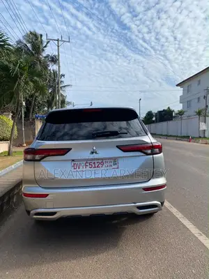Mitsubishi Outlander SE 2022 Silver