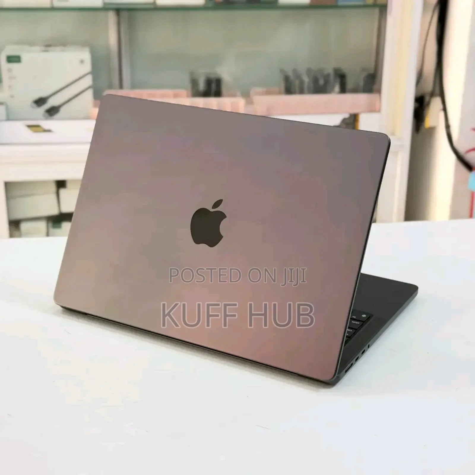 New Laptop Apple MacBook Pro 2022 M2 16GB Apple M2 SSD 512GB