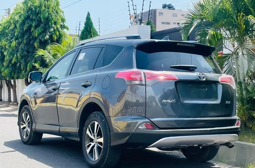 Toyota RAV4 XLE 4dr SUV (2.5L 4cyl 6A) 2018 Gray