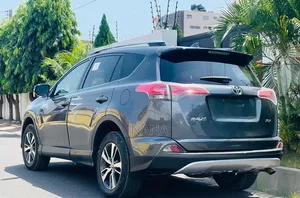 Toyota RAV4 XLE 4dr SUV (2.5L 4cyl 6A) 2018 Gray