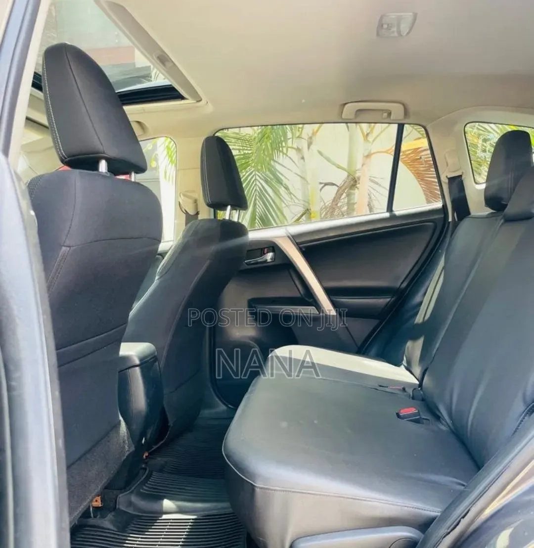 Toyota RAV4 XLE 4dr SUV (2.5L 4cyl 6A) 2018 Gray