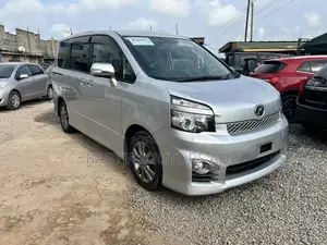Toyota Voxy V 2WD 8-Seater 2011 Silver