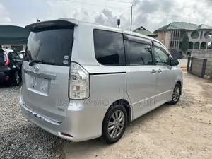 Toyota Voxy V 2WD 8-Seater 2011 Silver