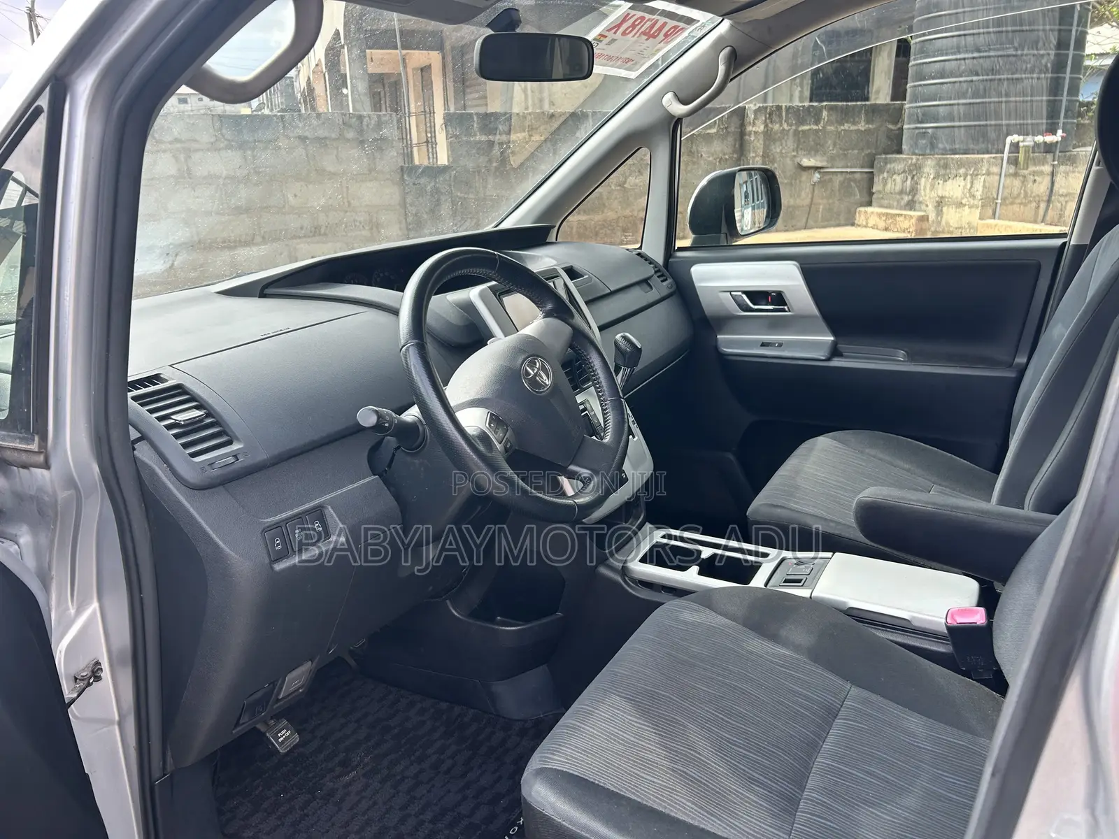 Toyota Voxy V 2WD 8-Seater 2011 Silver