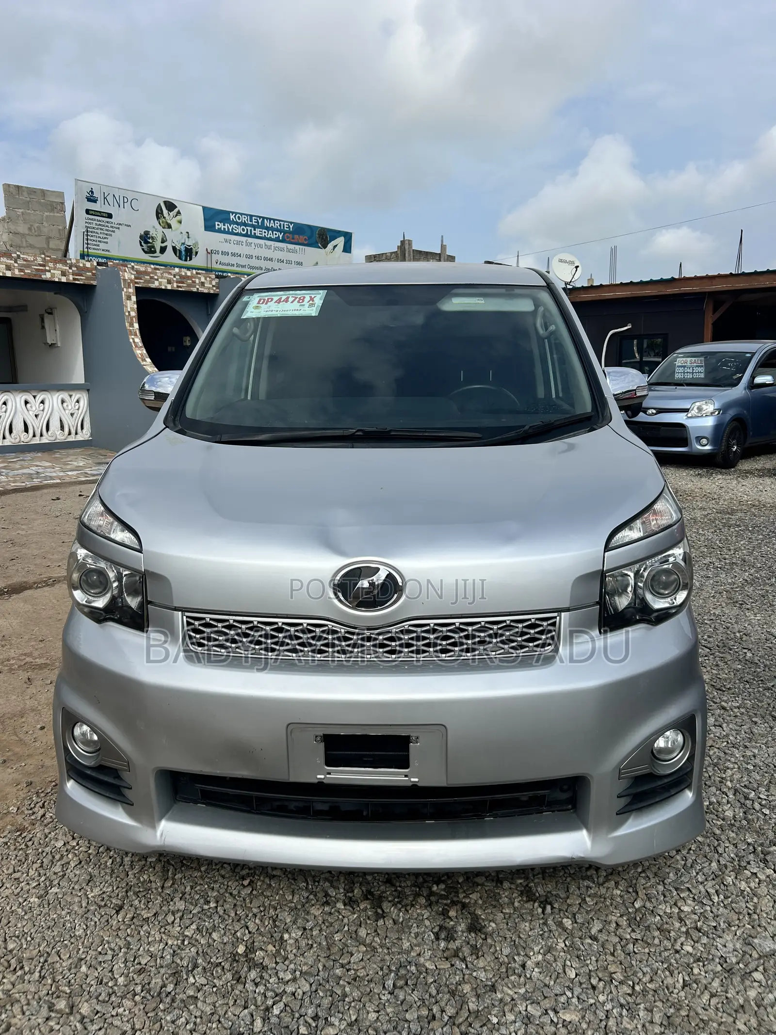 Toyota Voxy V 2WD 8-Seater 2011 Silver