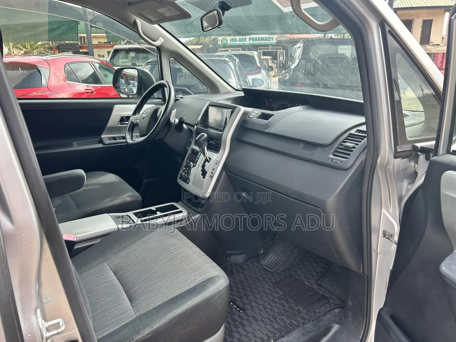 Toyota Voxy V 2WD 8-Seater 2011 Silver