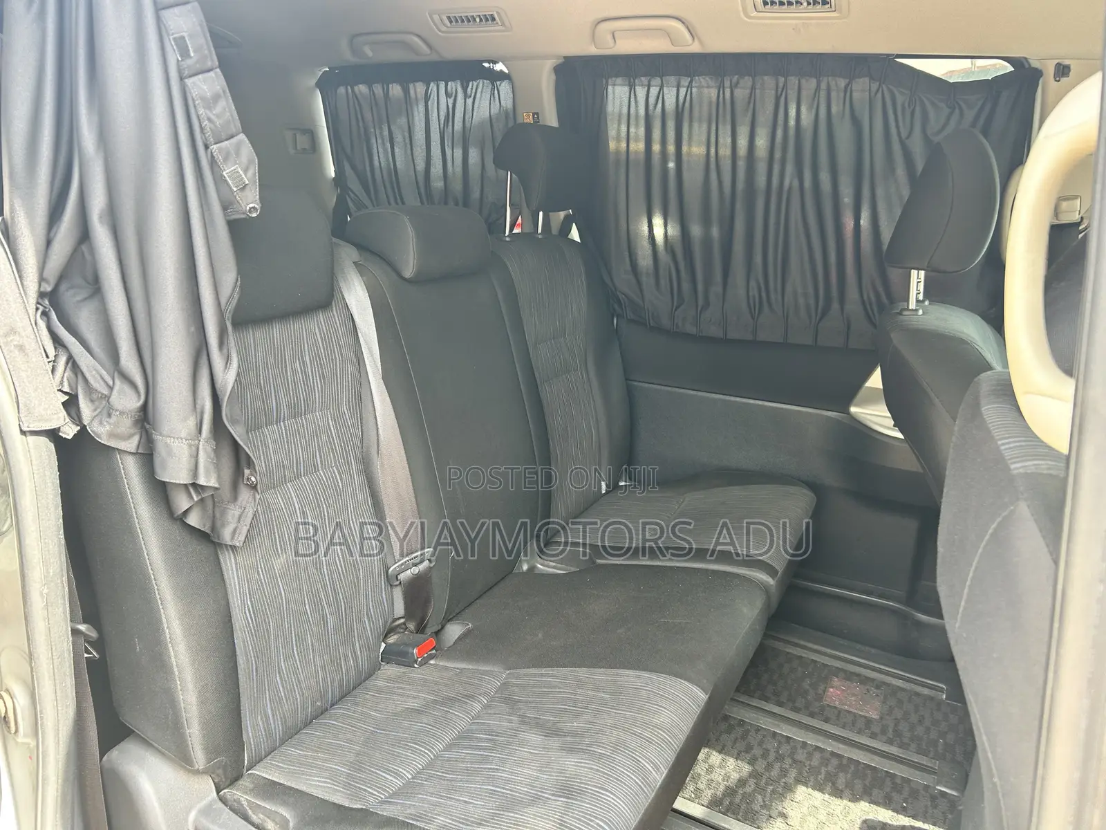 Toyota Voxy V 2WD 8-Seater 2011 Silver