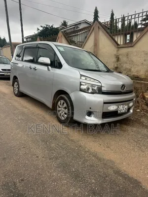 Toyota Voxy V 2WD 8-Seater 2012 Silver