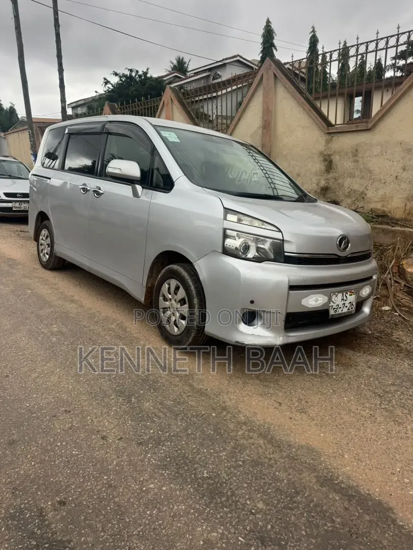 Toyota Voxy V 2WD 8-Seater 2012 Silver