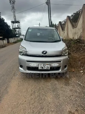 Toyota Voxy V 2WD 8-Seater 2012 Silver