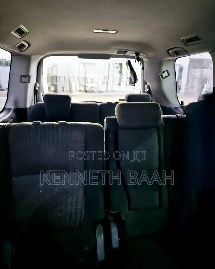 Toyota Voxy V 2WD 8-Seater 2012 Silver