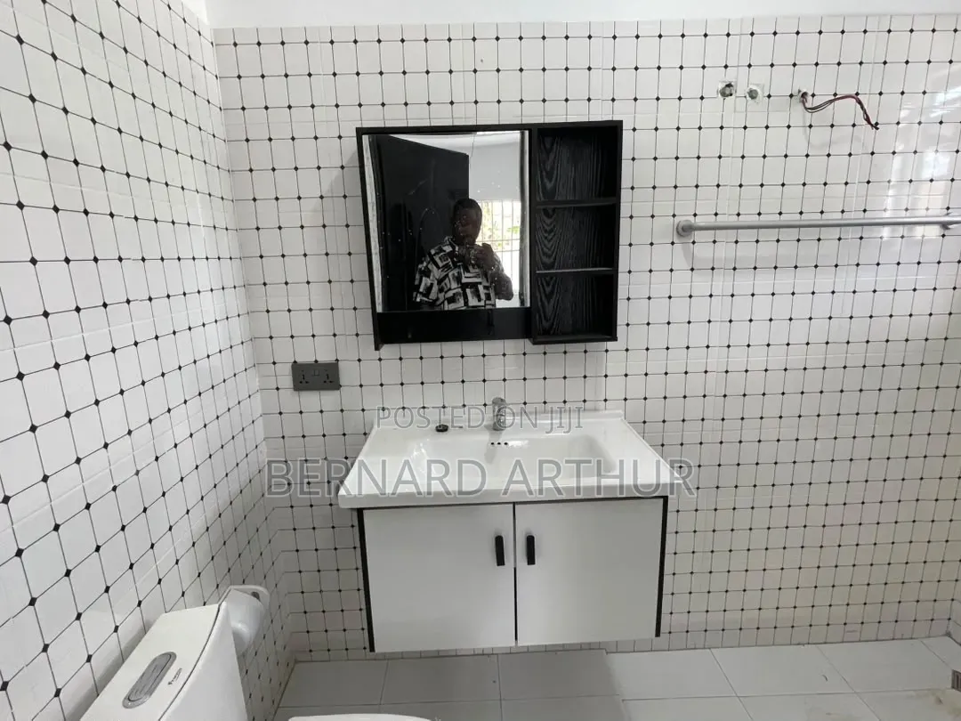 3bdrm House in Bernard Agency, Nsawam Adoagyiri Municipal for sale