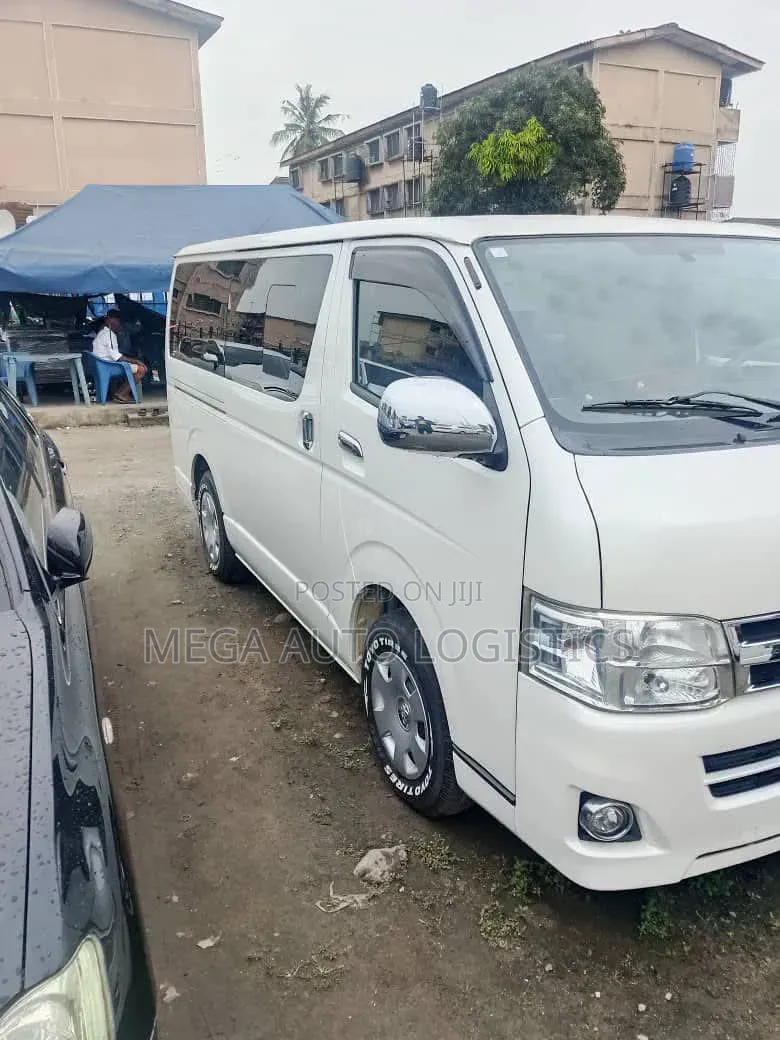 Toyota HiAce 2015 White