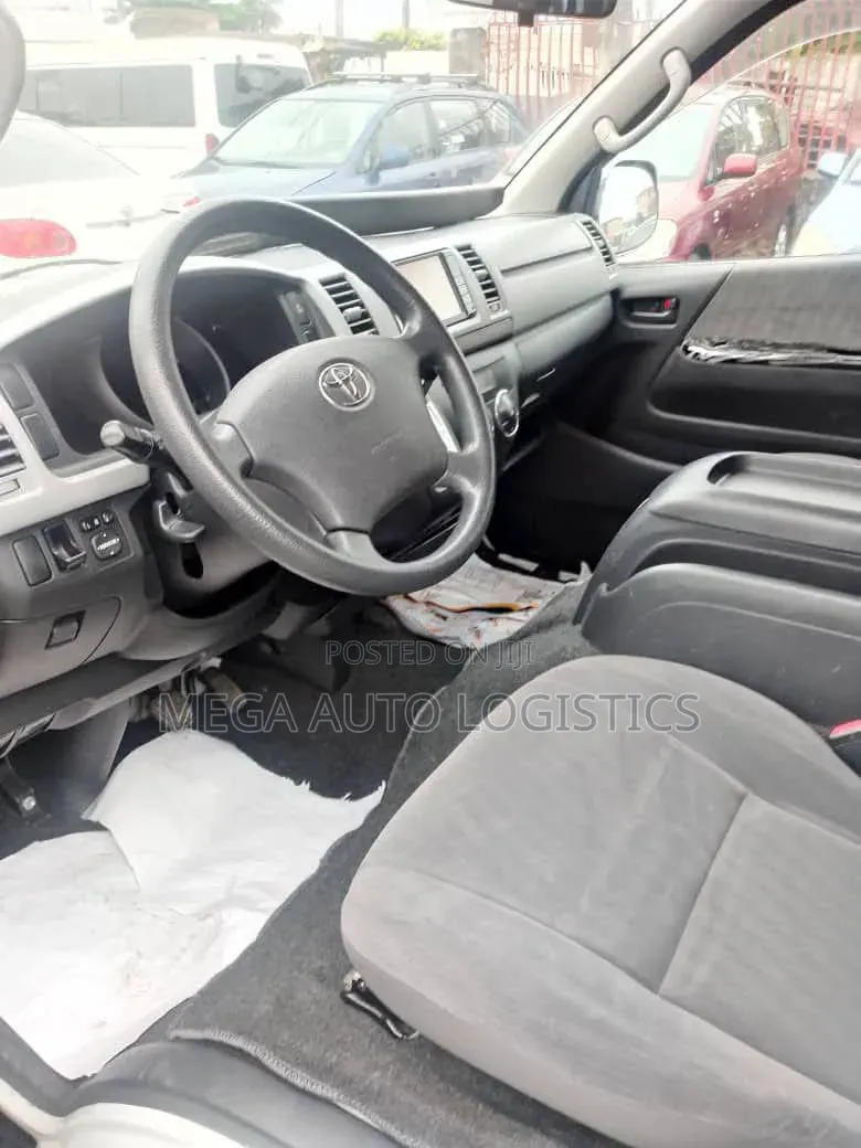 Toyota HiAce 2015 White
