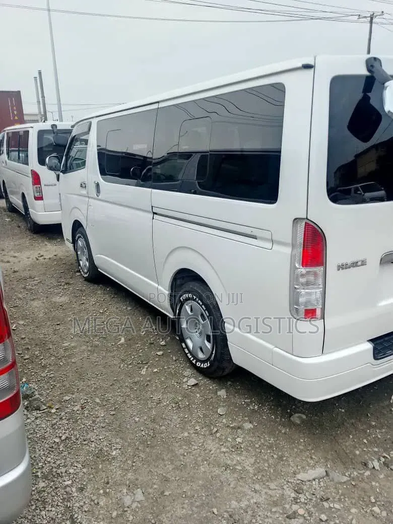 Toyota HiAce 2015 White