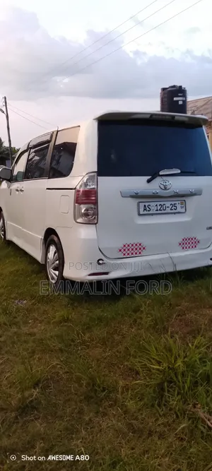 Toyota Voxy X 2WD 8-Seater 2015 White