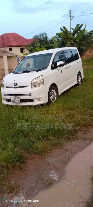 Toyota Voxy X 2WD 8-Seater 2015 White