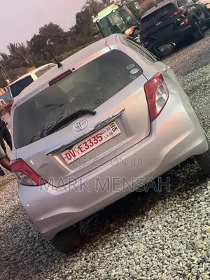 Toyota Vitz 2012 Silver