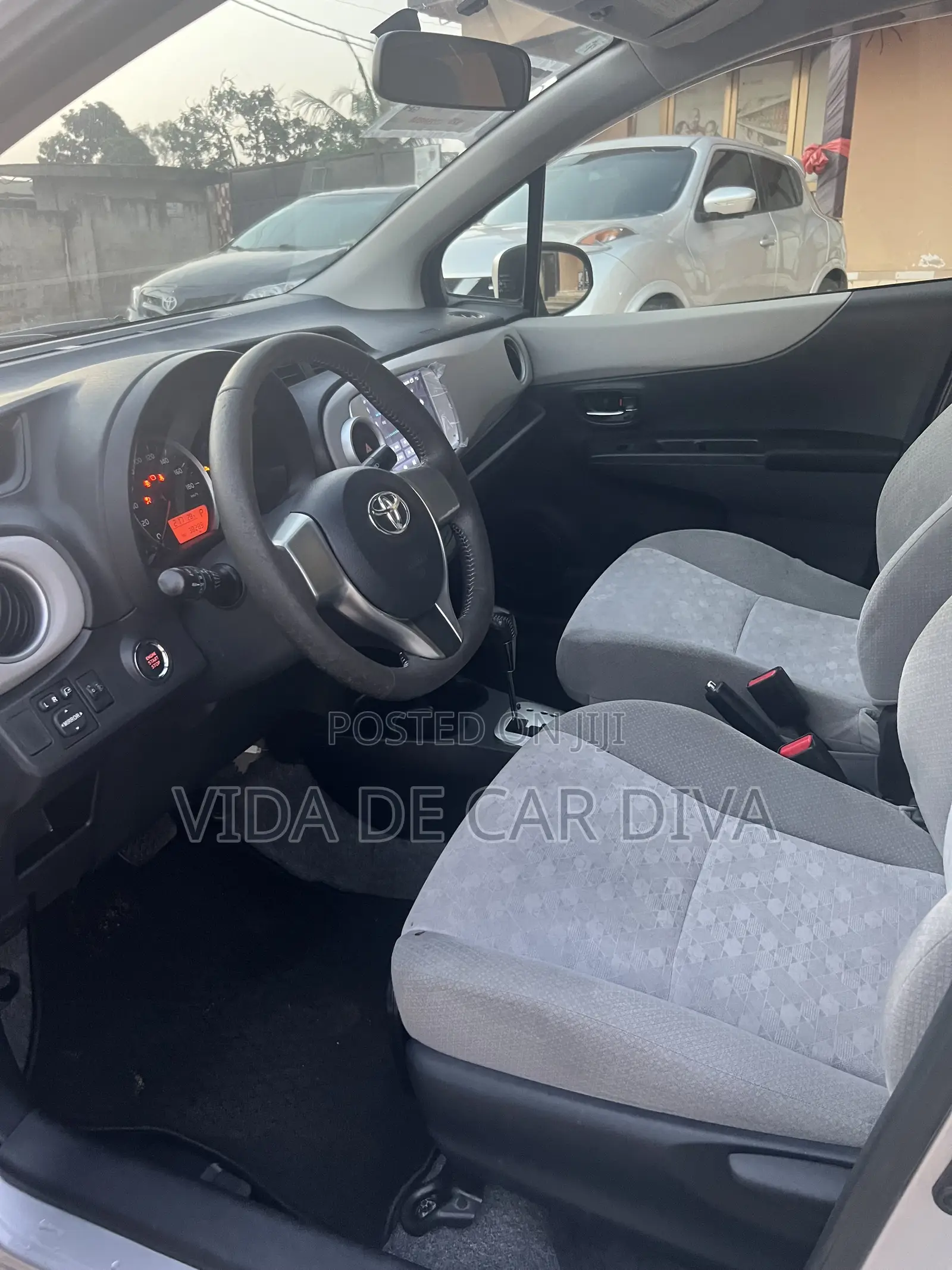 Toyota Vitz 1.3 FWD 5dr 2013 Silver