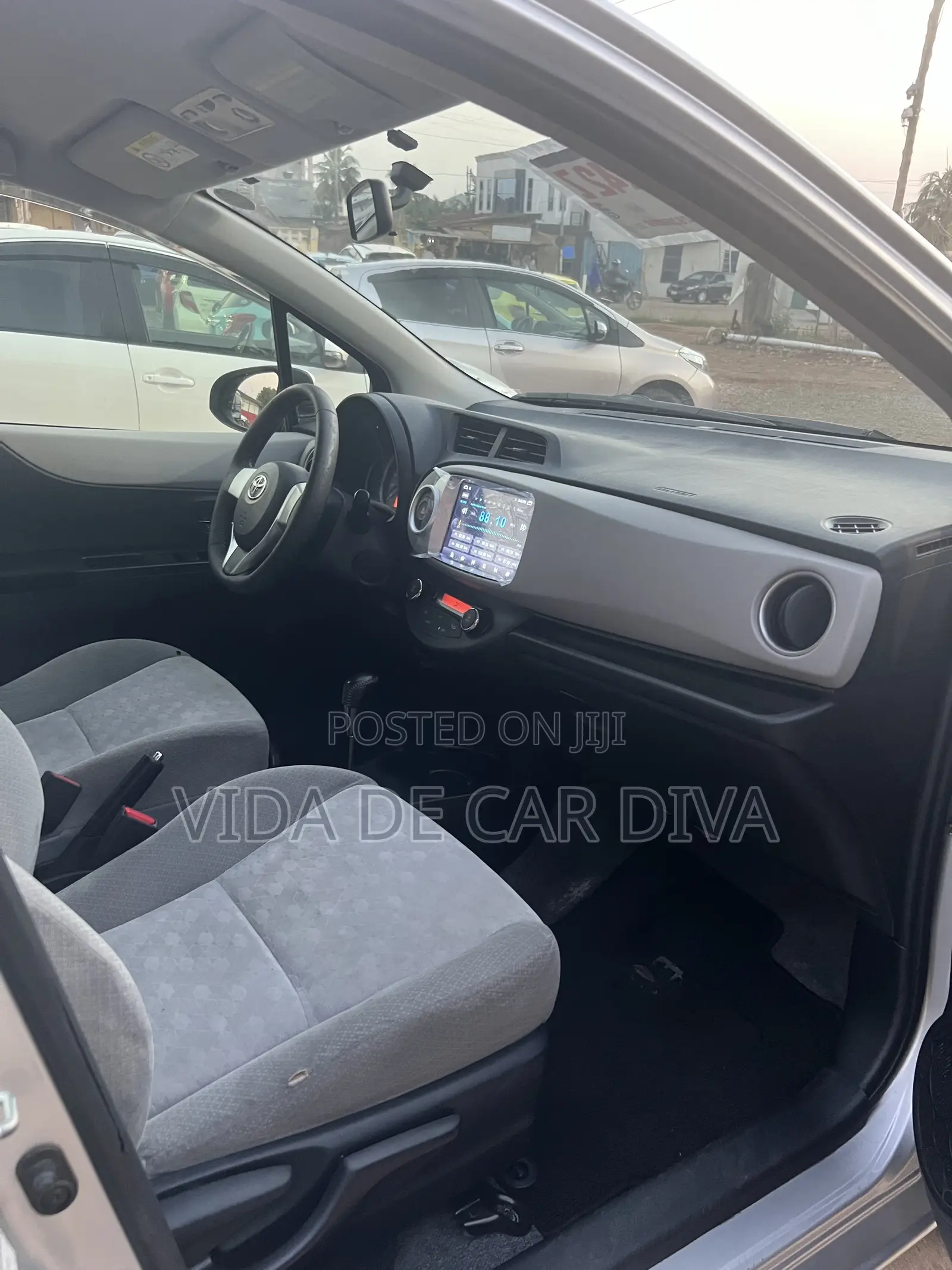 Toyota Vitz 1.3 FWD 5dr 2013 Silver