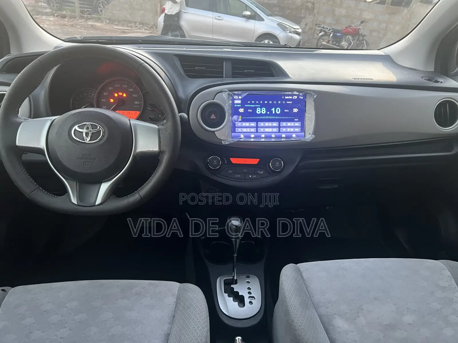 Toyota Vitz 1.3 FWD 5dr 2013 Silver