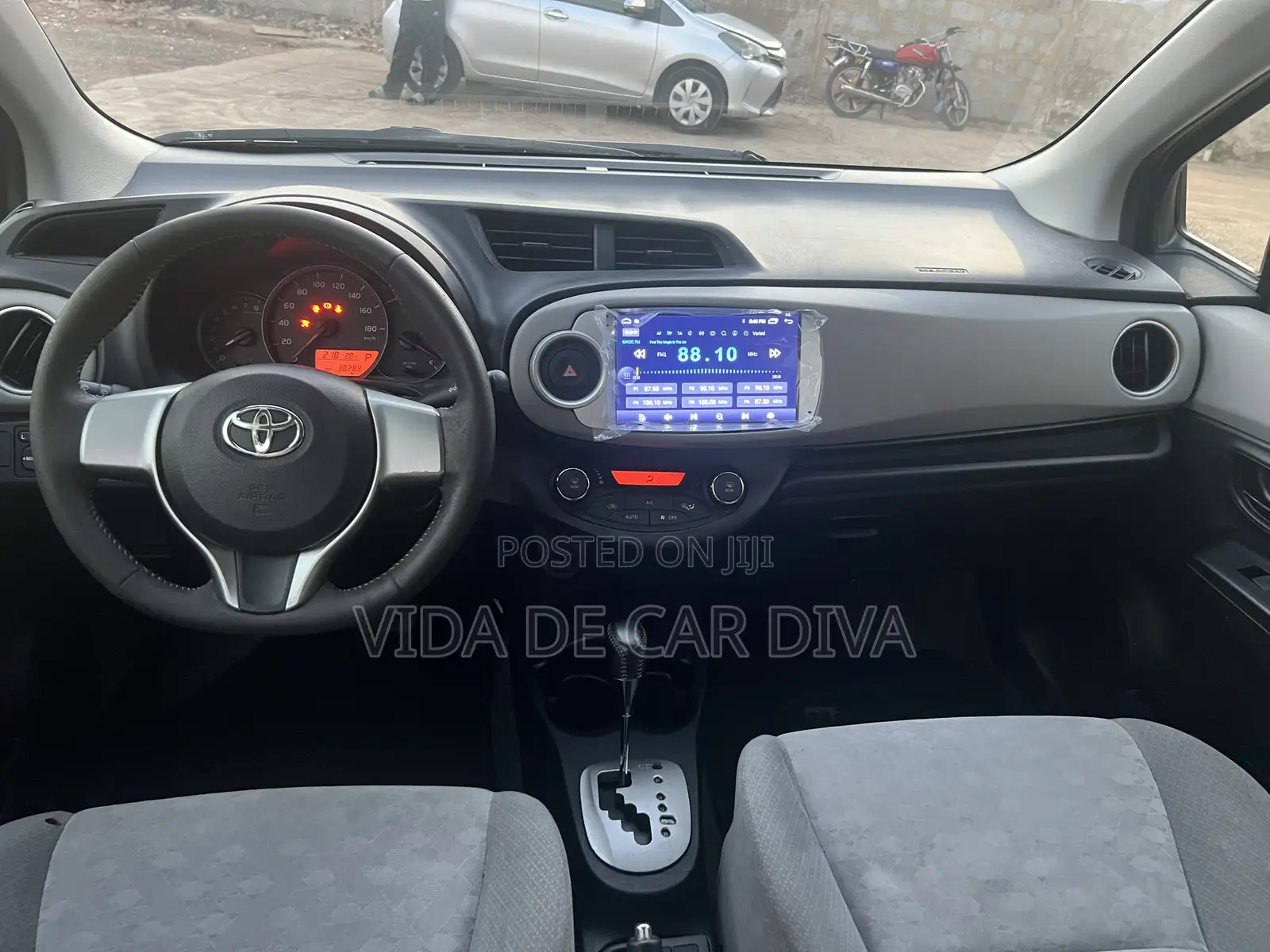 Toyota Vitz 1.3 FWD 5dr 2013 Silver